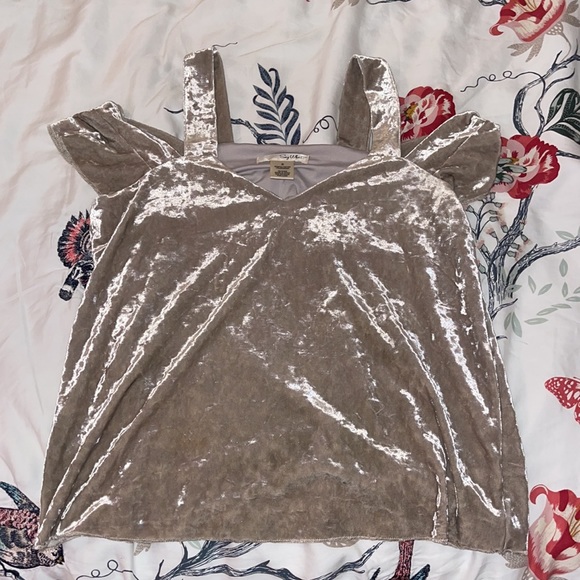 Women’s velvet off the shoulder top - Picture 3 of 6